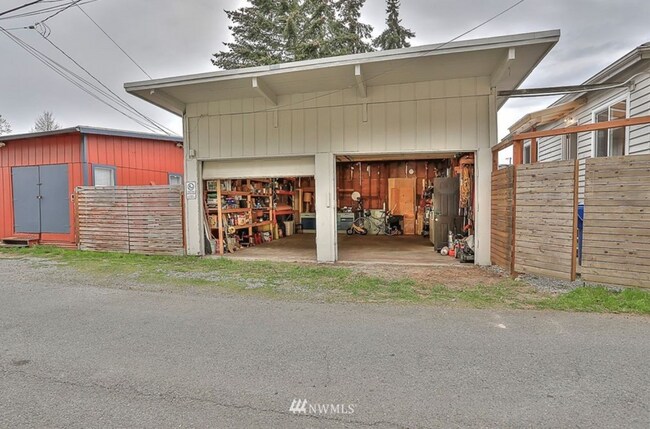 Garage - 209 N 90th St