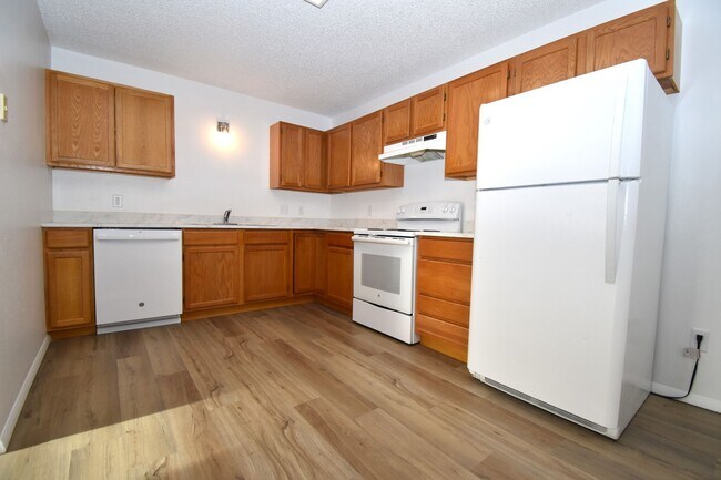 Building Photo - Great centrally located 2nd floor, 2 Bedroom 1 Bathroom apartment!
