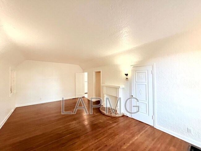 Building Photo - 7733 Hampton Ave