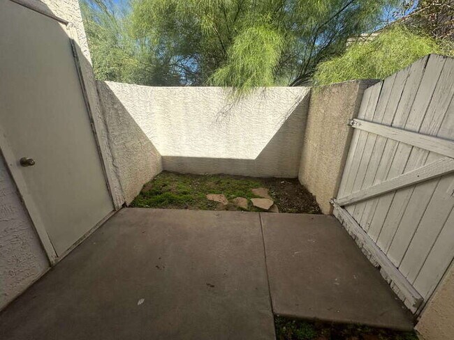 Building Photo - 13644 N Hamilton Dr