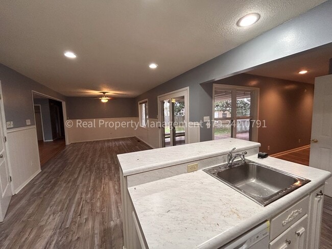 Building Photo - 1901 S 72nd St