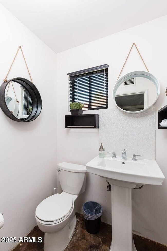 Building Photo - 5002 N 38th Pl