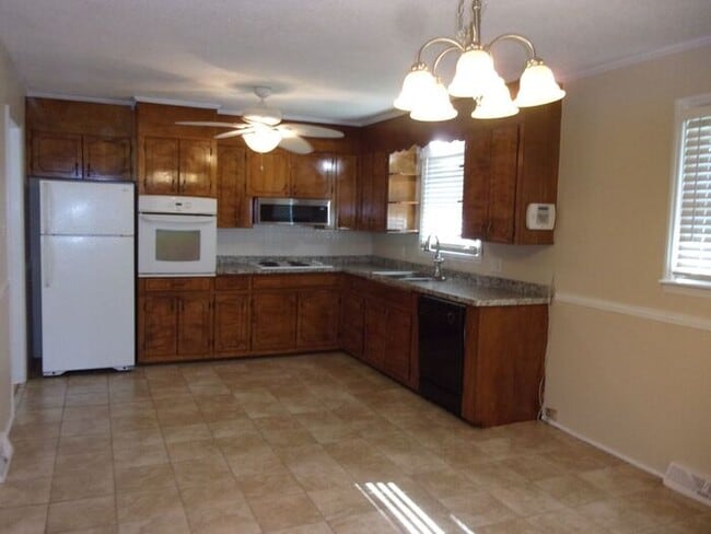 Building Photo - 3 Bedroom 2 Bath Beautifully Renovated Home in Lancaster