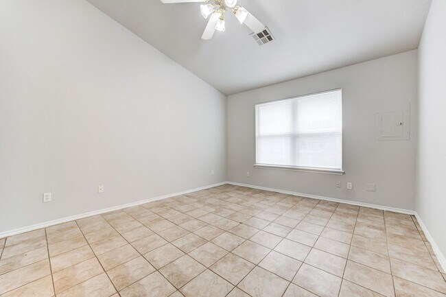 Building Photo - Cute 3BD/2BTH Duplex in Central East Norman!