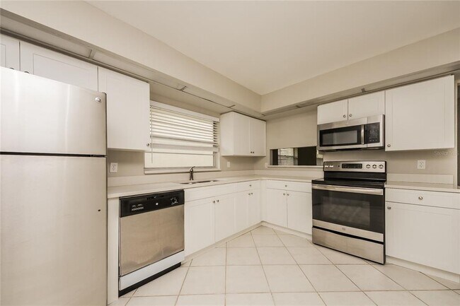 Building Photo - 4454 Sandhurst Dr
