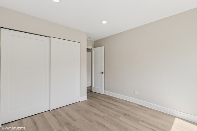 Building Photo - 940 N Lakeside Dr