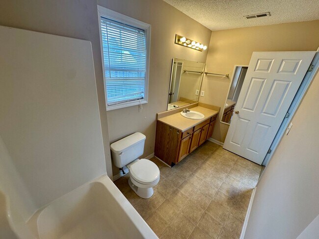 Building Photo - Conveniently Located Duplex!