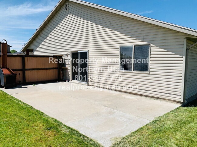 Building Photo - 3 Bedroom 2 Bath Home Now Available!