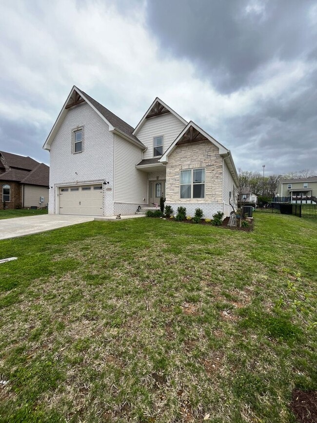 Building Photo - Georgous Large Open Floor Plan Home with Easy Commute to Nashville