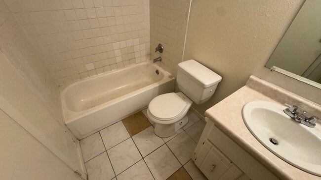 Building Photo - 2 bed, 1 Bath, 900 sqft with washer/dryer hookups and 1 car garage