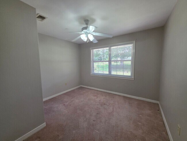 Building Photo - 4BR/2BA lake view home with covered back p...