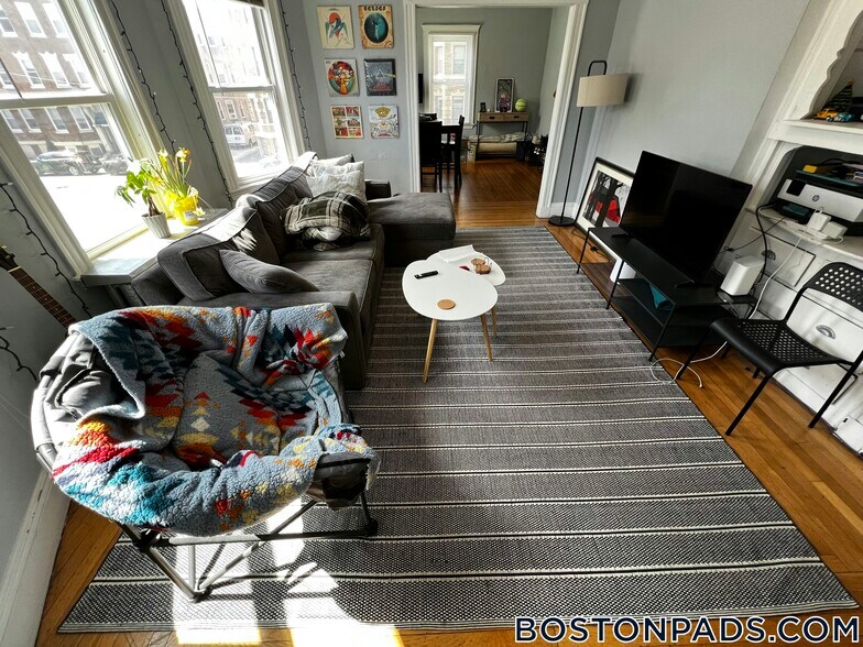 Building Photo - 208 Kelton St