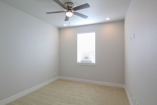 Building Photo - Newer Redding Home Built in 2021!