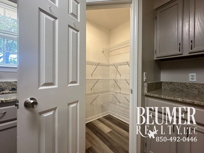 Building Photo - Home nestled in in W. Pensacola minutes fr...