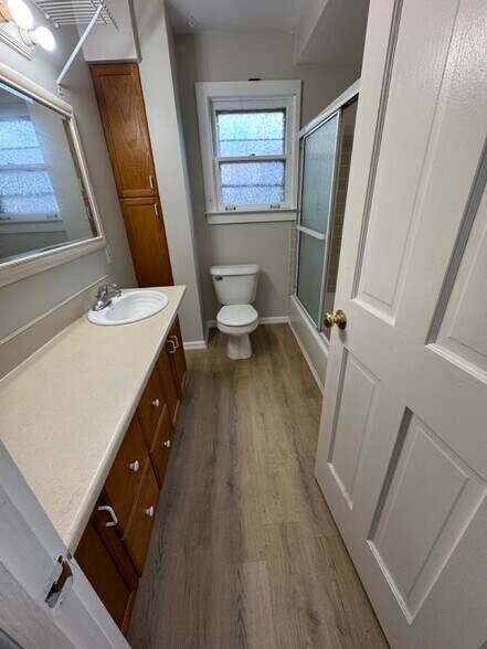 Bathroom - 260 Spencer St