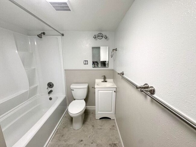 Building Photo - Perfect 2 spacious bedroom, 1 bath home in...