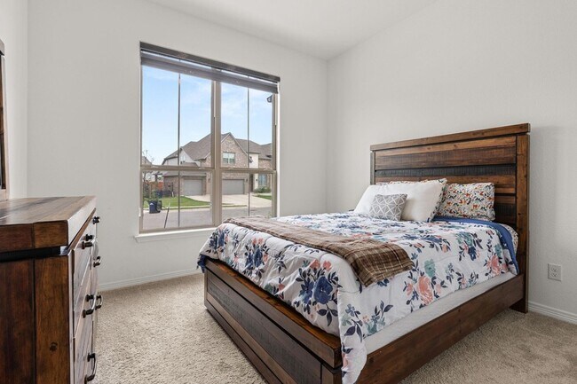 Building Photo - 372 Hollister Dr