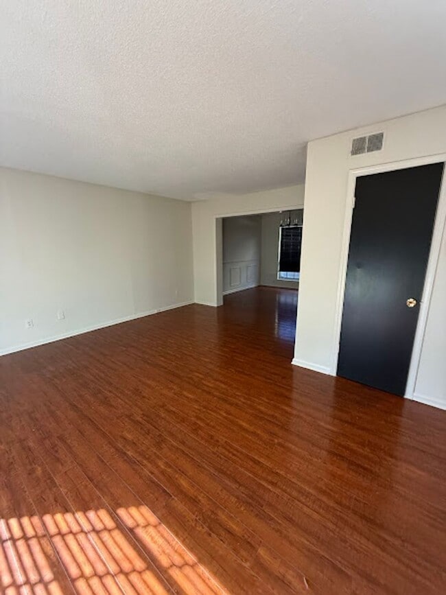 Building Photo - 497-497 Dickinson St