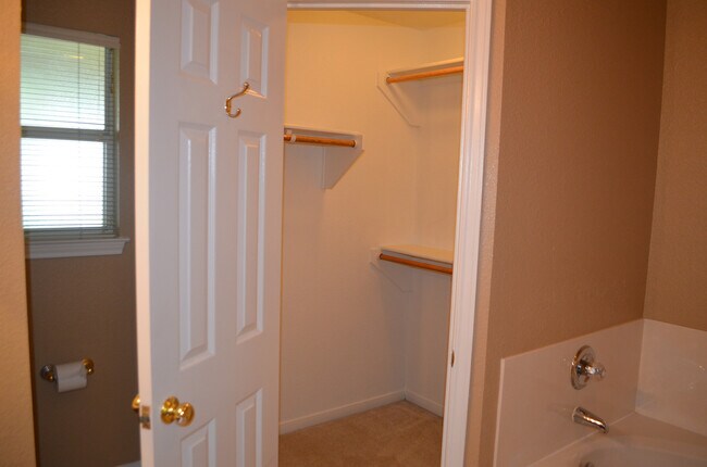 Building Photo - Fantastic 4BR/2BA in Highly Sought After Country Trails!