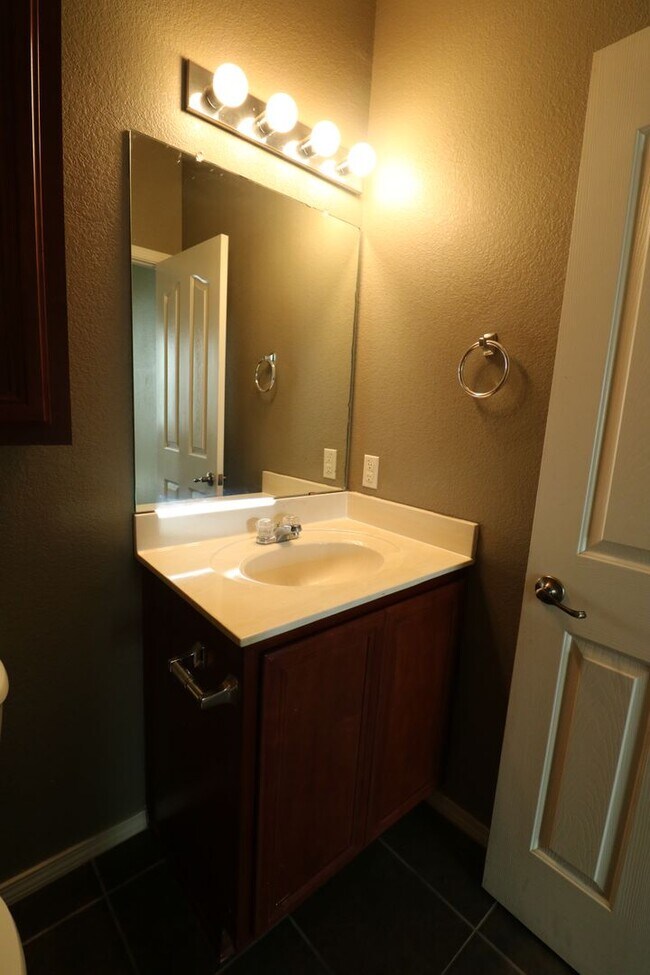 Building Photo - 601 Menaul Blvd NE