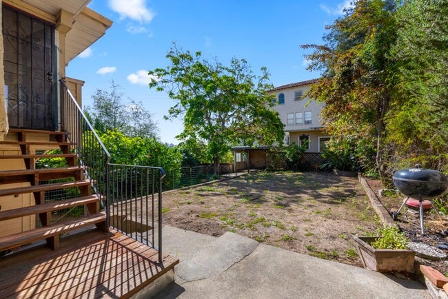 Building Photo - Classic 3bed/2bath Home Near Lake Merritt with Fresh Updates