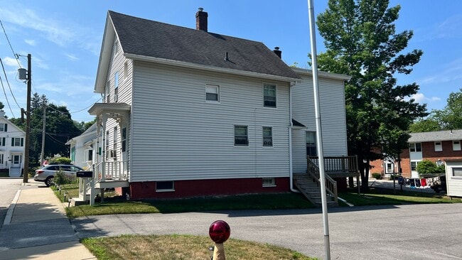 Building Photo - 2 Bedroom, 1 Bath Duplex in Quiet Dover Ne...
