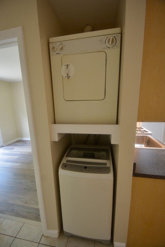 Building Photo - Great - 1 BEDROOM - Bright Open Floor Plan !!