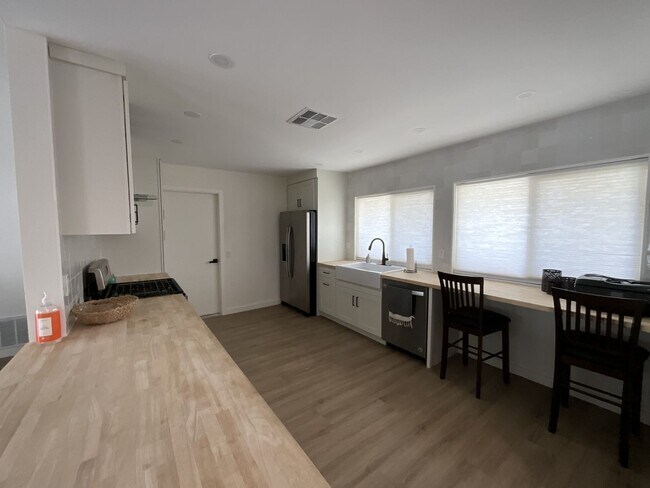 Building Photo - 2 bedroom 2 bath plus bonus room