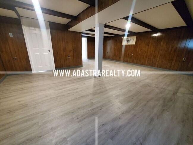 Building Photo - Spacious Overland Park Ranch Home w/Finish...