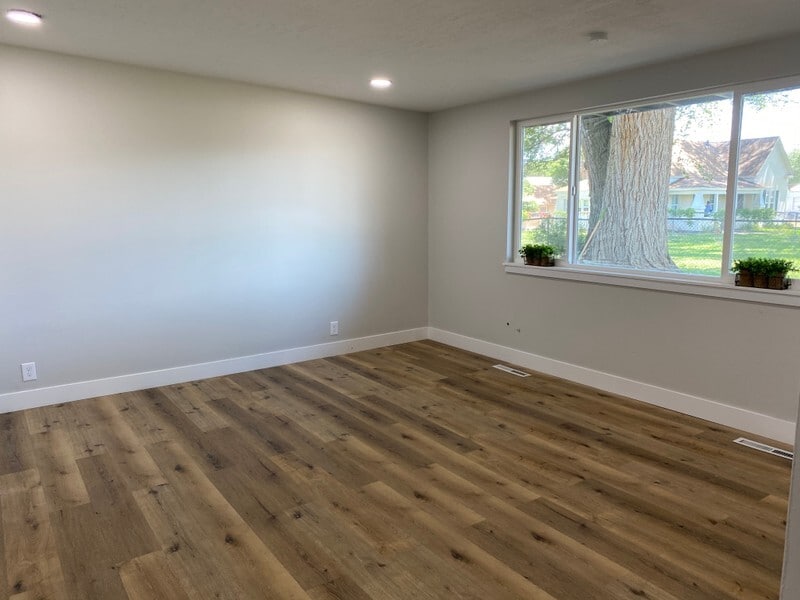 Building Photo - 370 N 200 E