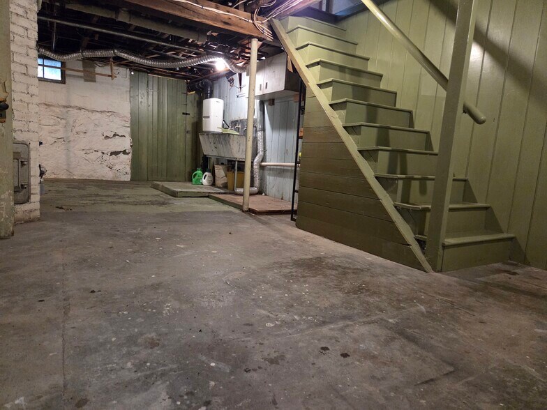 Private basement with washer/dryer hookups - 27 Granite St
