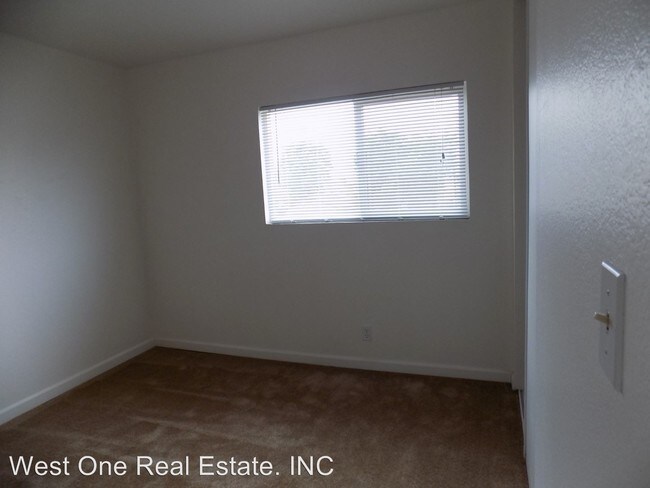 Building Photo - 111 N Walnut Ave