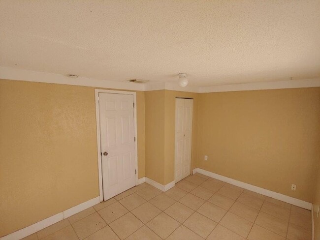 Building Photo - Gorgeous 3/2/1 1200 Sq. Ft. with fenced ya...