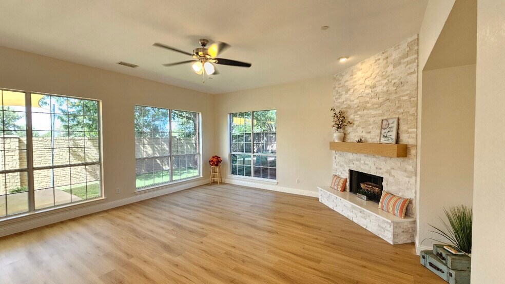 Building Photo - 421 Long Cove Ct