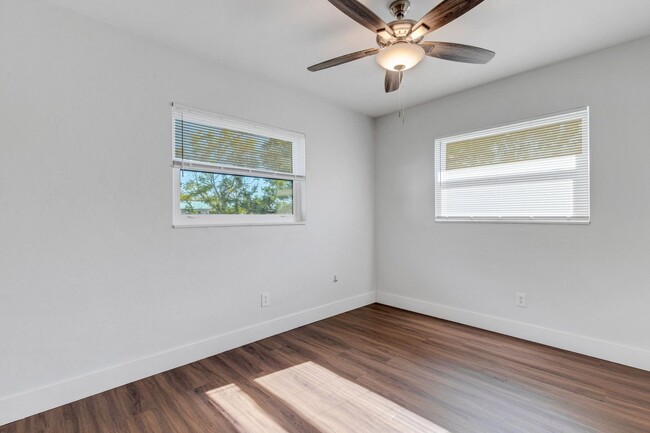 Building Photo - Modern Sarasota 3 Bedroom Home With Separa...