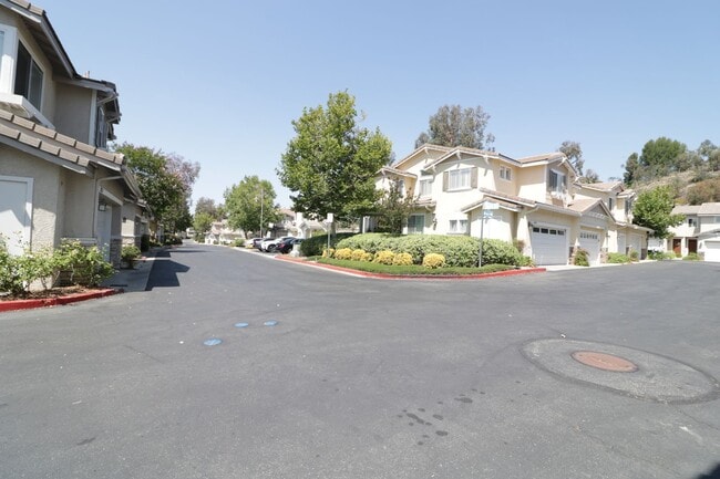 Building Photo - Townhome for Lease  in Valencia!