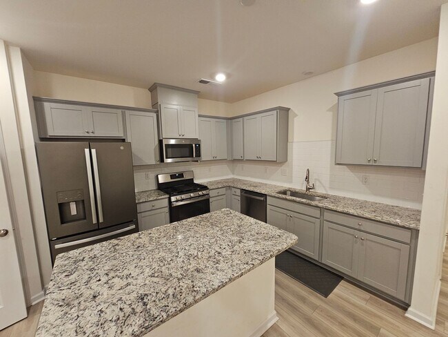 Building Photo - BeautifulTownhome in North Charlotte