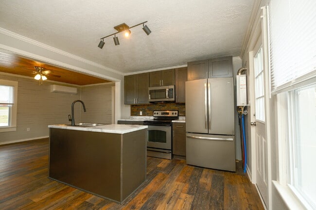 Building Photo - Welcome to 204 Oakland!