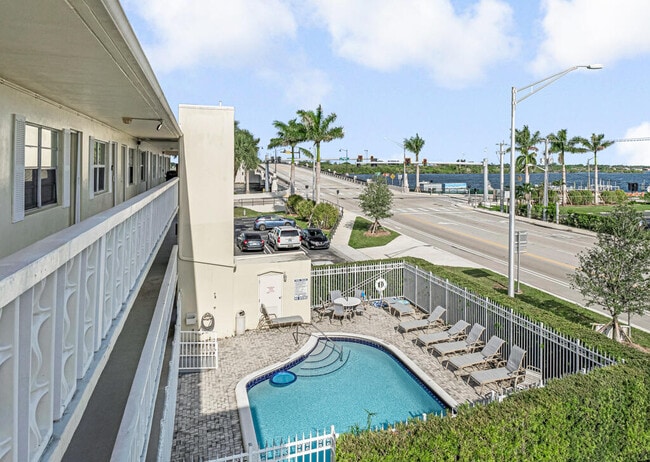 Building Photo - 3915 S Flagler Dr