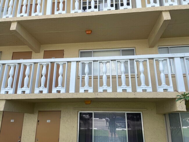 Building Photo - 600 Village Green Ct