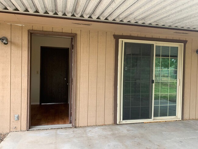 Building Photo - 3 Bedroom, 2 bath home in Sunset Village