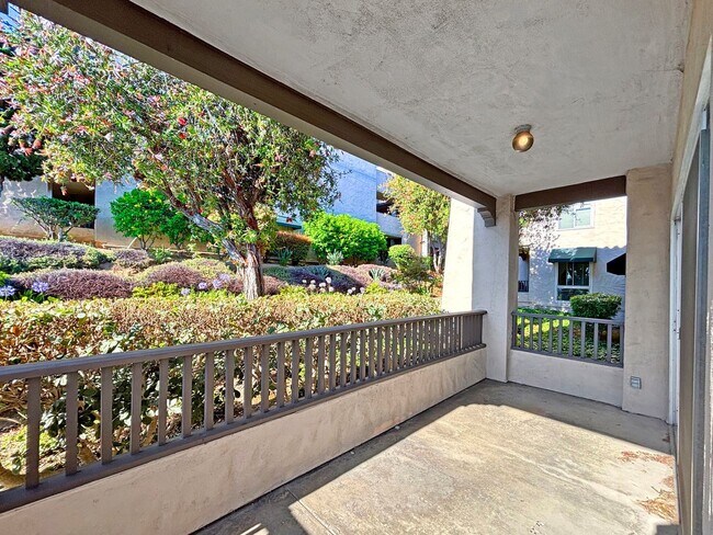 Building Photo - Charming & Spacious 2BD/2BA Condo in Bay P...