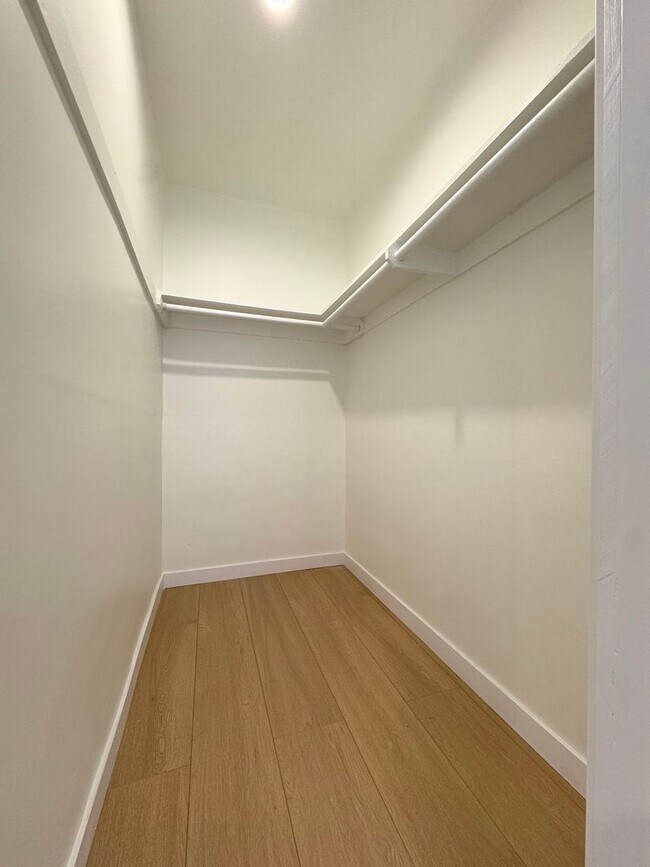 Building Photo - Top Floor Newly Renovated 2-Bedroom in Pri...