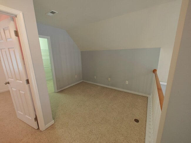 Building Photo - 4 bedroom home with a garage on cull de sa...