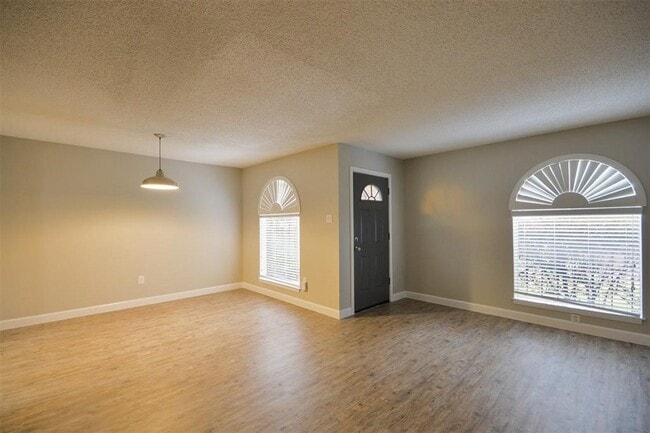 Building Photo - 1326 Town Cir