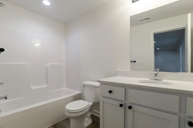 Building Photo - 5314-5316 N Pinecrest St