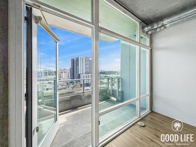 Building Photo - Gorgeous Studio W/ W/D, A/C, Balcony, Rooftop Deck, Gym, Jacuzzi with City views!!