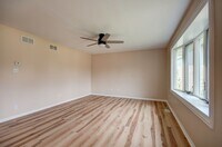 Building Photo - 3 bd 2 ba spacious home Joliet