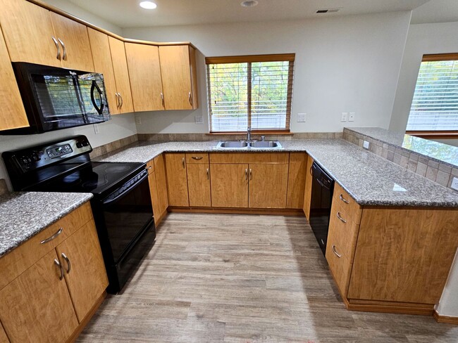 Building Photo - *360 TOUR AVAILABLE* Spacious Ranch-Style ...