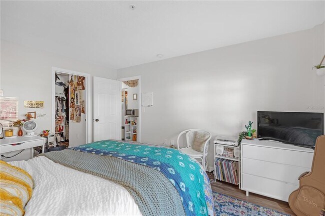 Building Photo - 406 W Azeele St